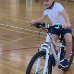 Uczniowie jeżdżą na rowerze.