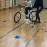 Uczniowie jeżdżą na rowerze.