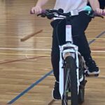 Uczniowie jeżdżą na rowerze.