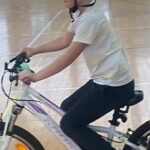 Uczniowie jeżdżą na rowerze.