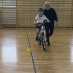 Uczniowie jeżdżą na rowerze.