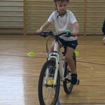 Uczniowie jeżdżą na rowerze.