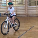 Uczniowie jeżdżą na rowerze.