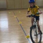 Uczniowie jeżdżą na rowerze.