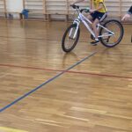 Uczniowie jeżdżą na rowerze.