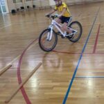 Uczniowie jeżdżą na rowerze.