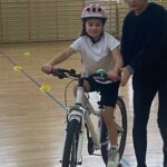 Uczniowie jeżdżą na rowerze.