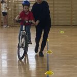 Uczniowie jeżdżą na rowerze.