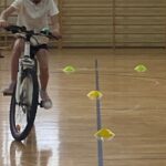 Uczniowie jeżdżą na rowerze.