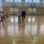 Uczniowie jeżdżą na rowerze.