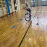 Uczniowie jeżdżą na rowerze.