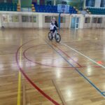 Uczniowie jeżdżą na rowerze.