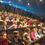 Uczniowie na musicalu.