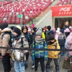 Uczniowie zwiedzają PGE Narodowy.