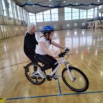 Uczniowie jeżdżą na rowerze.