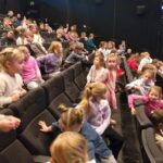 Uczniowie zwiedzają PGE Narodowy.