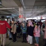 Uczniowie zwiedzają PGE Narodowy.