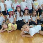 Uczniowie jeżdżą na rowerze.