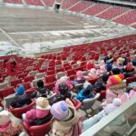 Uczniowie zwiedzają PGE Narodowy.