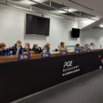 Uczniowie zwiedzają PGE Narodowy.