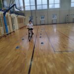 Uczniowie jeżdżą na rowerze.