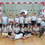 Uczniowie jeżdżą na rowerze.