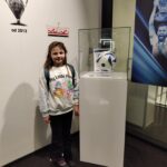 Uczniowie zwiedzają PGE Narodowy.