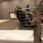 Uczniowie zwiedzają PGE Narodowy.