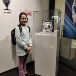 Uczniowie zwiedzają PGE Narodowy.