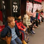 Uczniowie zwiedzają PGE Narodowy.