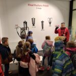 Uczniowie zwiedzają PGE Narodowy.