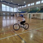 Uczniowie jeżdżą na rowerze.