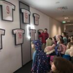 Uczniowie zwiedzają PGE Narodowy.