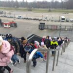 Uczniowie zwiedzają PGE Narodowy.