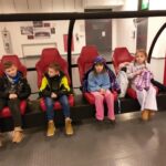 Uczniowie zwiedzają PGE Narodowy.