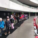 Uczniowie zwiedzają PGE Narodowy.