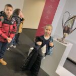 Uczniowie zwiedzają PGE Narodowy.