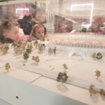 Uczniowie zwiedzają PGE Narodowy.