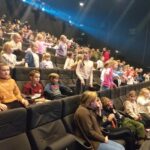 Uczniowie na musicalu.