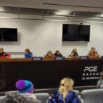 Uczniowie zwiedzają PGE Narodowy.