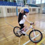 Uczniowie jeżdżą na rowerze.