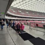 Uczniowie zwiedzają PGE Narodowy.