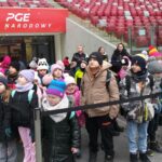 Uczniowie zwiedzają PGE Narodowy.