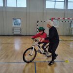 Uczniowie jeżdżą na rowerze.