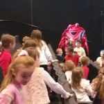 Uczniowie zwiedzają PGE Narodowy.