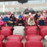 Uczniowie zwiedzają PGE Narodowy.