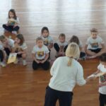 Uczniowie podczas zajęć sportowych.