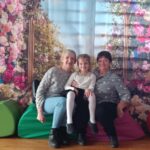 Dziadkowie z wnuczętami.