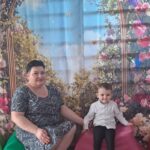 Dziadkowie z wnuczętami.