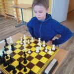 Uczestnicy turnieju szachowego.